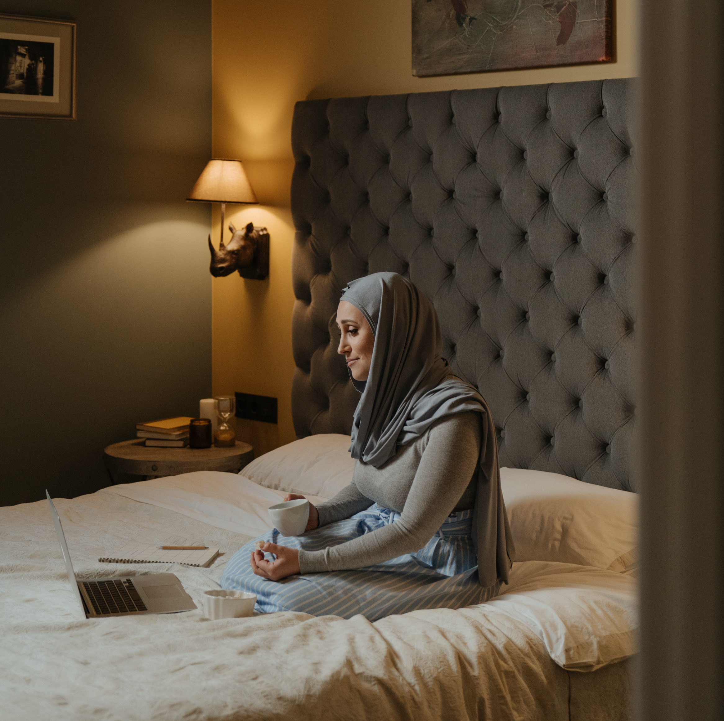 woman-in-gray-hijab-using-laptop-4626336 woman-in-gray-hijab-using-laptop-4626336